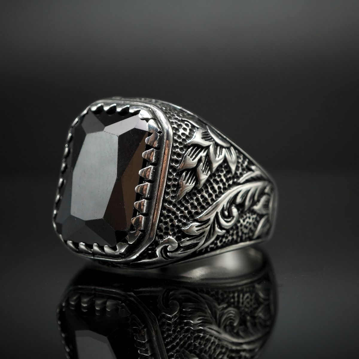 ONYX MEN RING IN SILVER