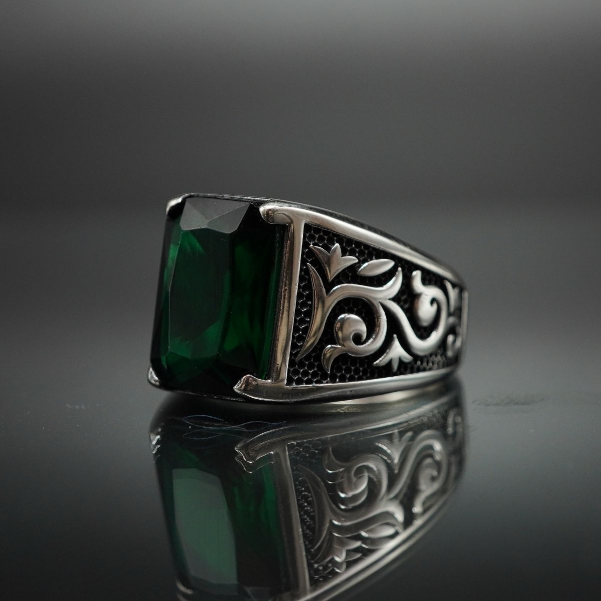 SILVER RING FOR MEN IN EMERALD GEMSTONE