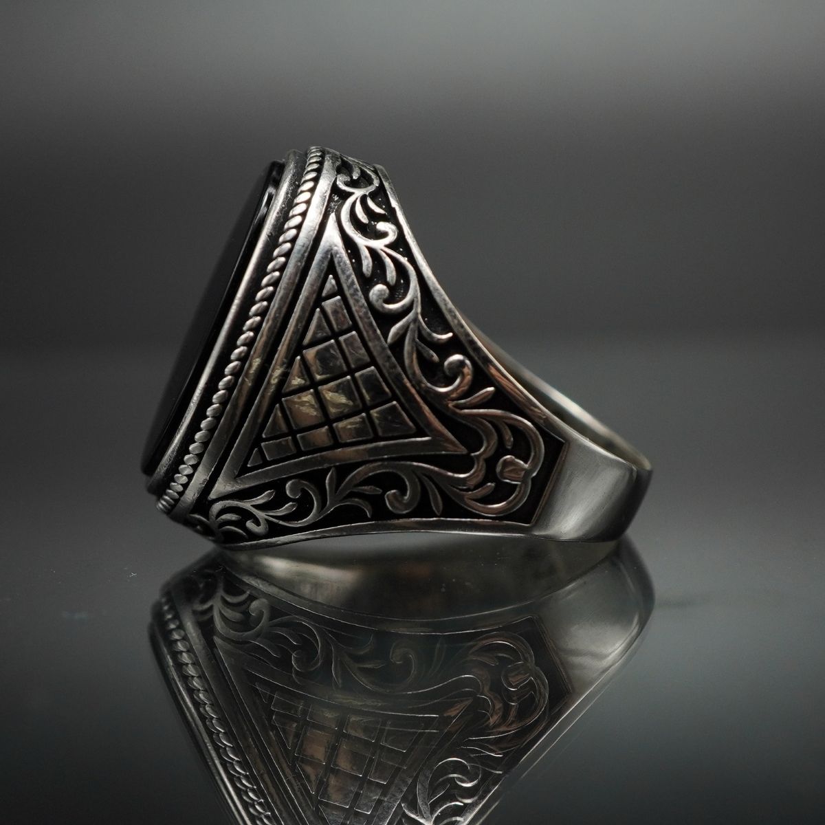 CLASSIC SILVER MEN RING IN ONYX