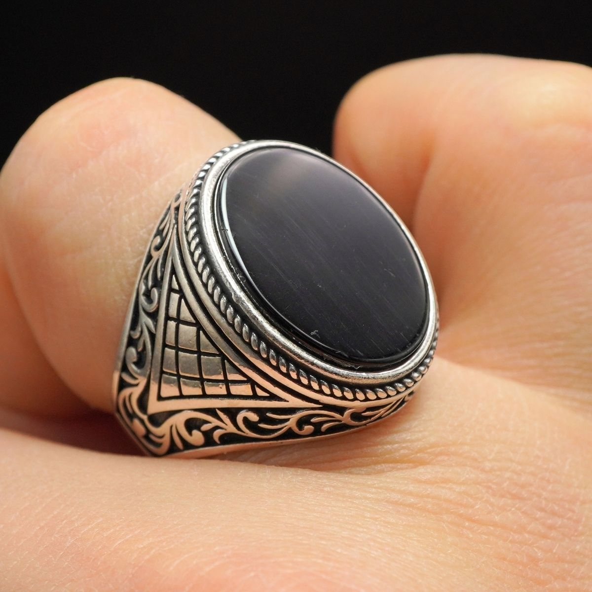 CLASSIC SILVER MEN RING IN ONYX