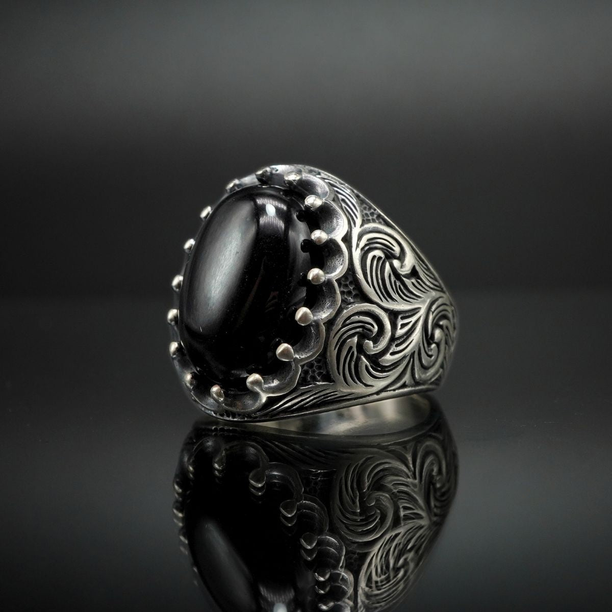 HANDENGRAVED SILVER MEN RING IN ONYX