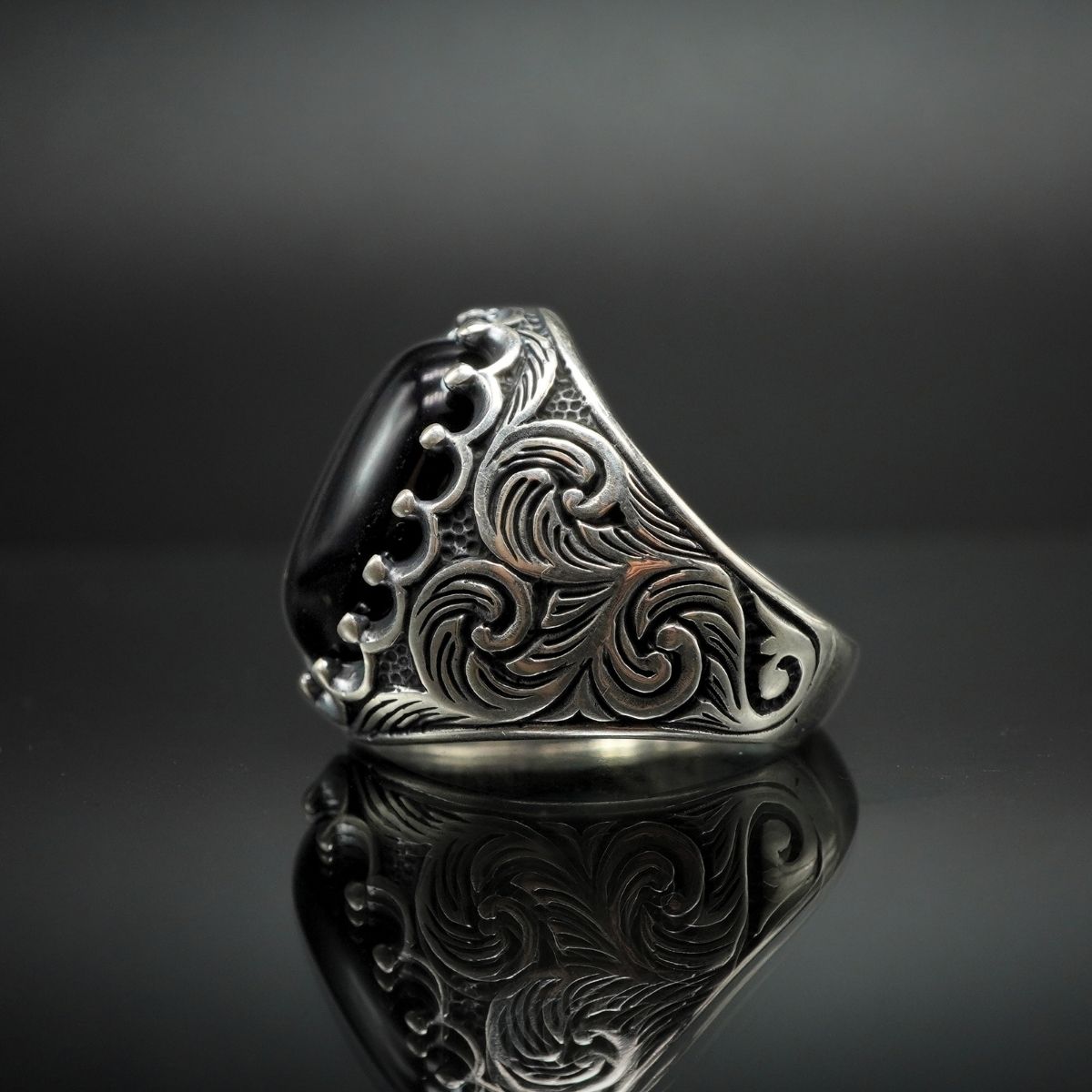 HANDENGRAVED SILVER MEN CLASSIC RING IN BLACK ONYX