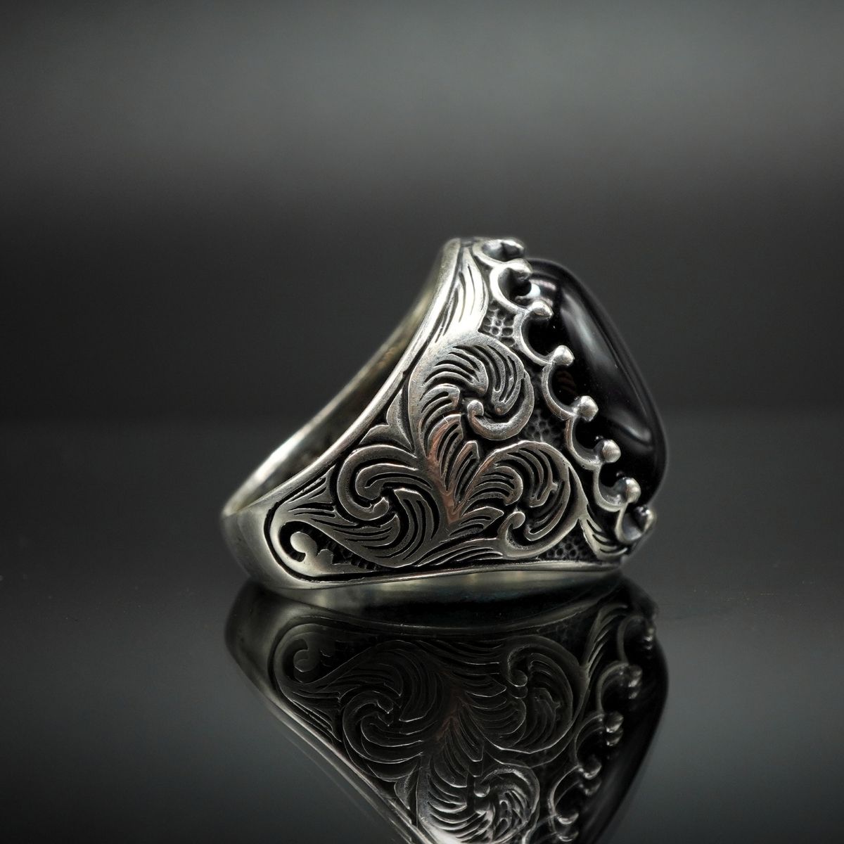 HANDENGRAVED SILVER MEN CLASSIC RING IN BLACK ONYX